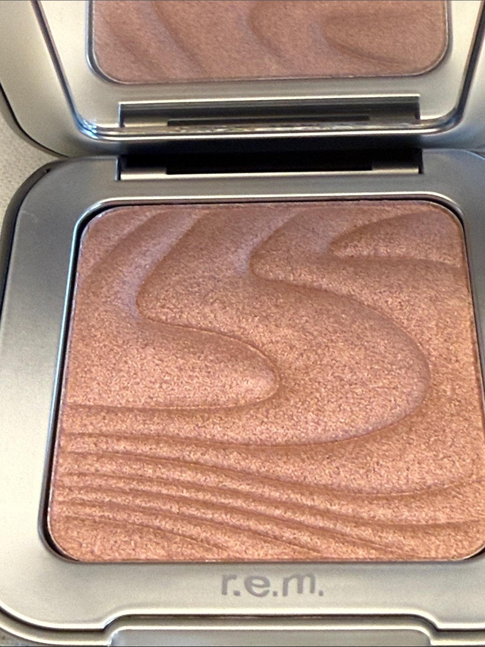 r.e.m. Radiant Rose Shimmer Highlighter - Peach Glow